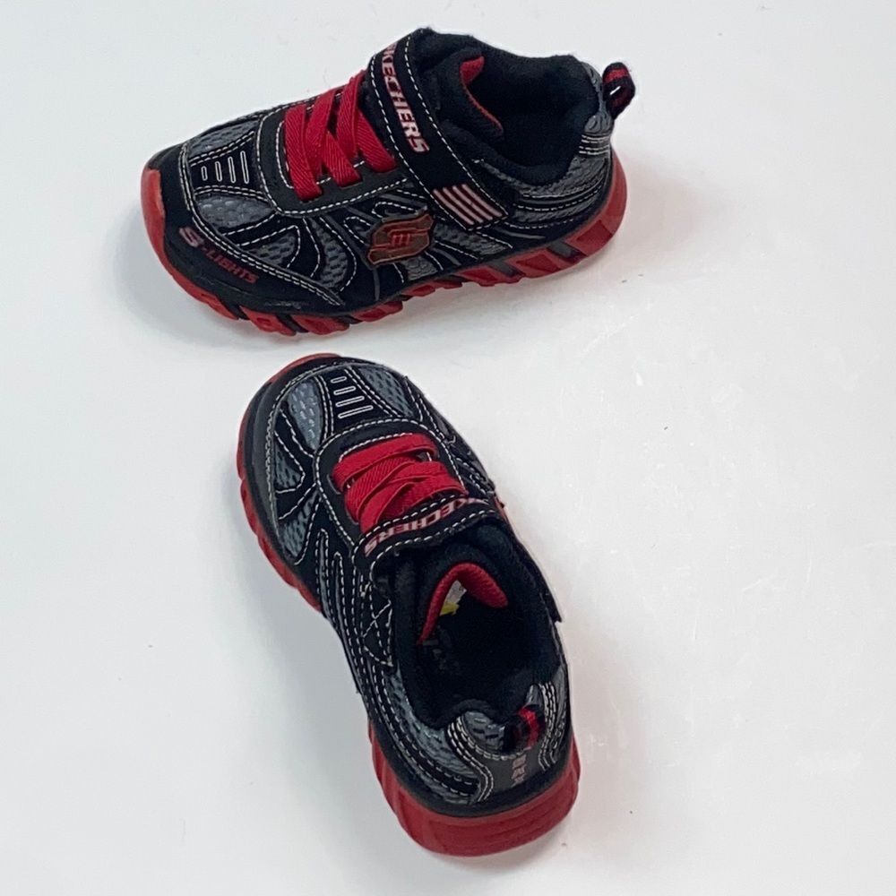 10X$50 SKECHERS RED BLACK BOY SHOES SIZE 8 US